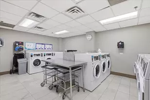 525 W Hawthorne Pl, Chicago, IL 60657 - Photo 26