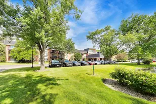 1198 Royal Glen Dr, Glen Ellyn, IL 60137 - Photo 4