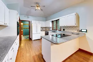 2120 Kenton Ln, Libertyville, IL 60048 - Photo 12