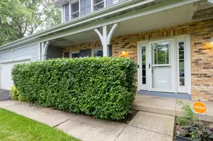 2120 Kenton Ln, Libertyville, IL 60048 - Photo 2