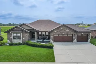 646 S Poplar Cir, Manteno, IL 60950 - Photo 1