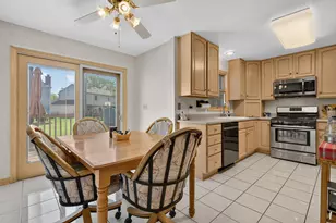 2078 Arleen Ct, Schaumburg, IL 60194 - Photo 6