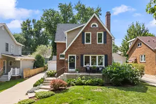 810 N Summit St, Wheaton, IL 60187 - Photo 1