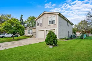 304 Sutherland Ln, Bloomingdale, IL 60108 - Photo 1