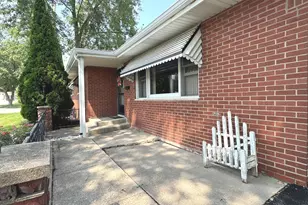 646 Evergreen Ln, Bradley, IL 60915 - Photo 2