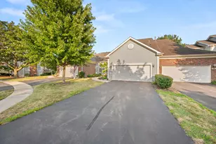 233 Parktrail Ct, Schaumburg, IL 60173 - Photo 2