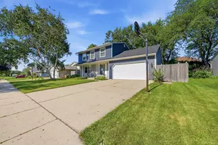 1060 Borden Dr, Roselle, IL 60172 - Photo 2