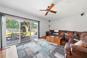 1060 Borden Dr, Roselle, IL 60172 - Photo 6