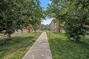 2401 W Balmoral Ave, Chicago, IL 60625 - Photo 12