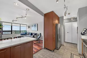 3930 N Pine Grove Ave, Chicago, IL 60613 - Photo 8