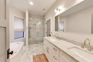 2136 W Waveland Ave, Chicago, IL 60618 - Photo 16