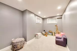 2136 W Waveland Ave, Chicago, IL 60618 - Photo 30