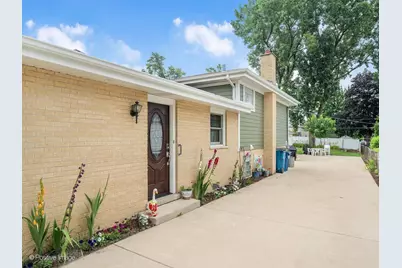 570 W Crockett Avenue, Elmhurst, IL 60126 - Photo 2