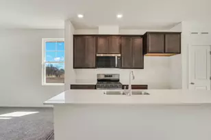 2048 Yellowstone Blvd, Mundelein, IL 60060 - Photo 10