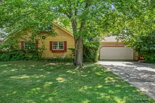 749 Cynthia Dr, Lake Holiday, IL 60548 - Photo 2