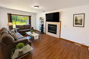 107 King Henry Rd, Poplar Grove, IL 61065 - Photo 4