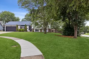 5701 Bedford Ct, Hanover Park, IL 60133 - Photo 2