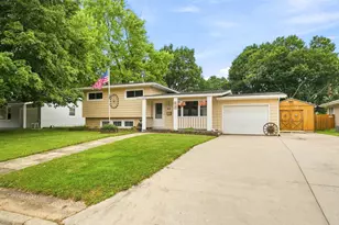415 Maple Dr, Morris, IL 60450 - Photo 2