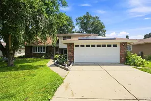 624 Shorewood Dr, Shorewood, IL 60404 - Photo 1