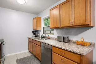 736 Carlson St, Sycamore, IL 60178 - Photo 10