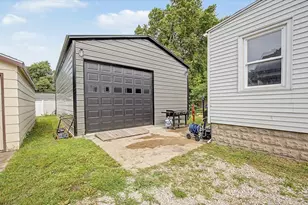829 S Locust St, Pontiac, IL 61764 - Photo 30