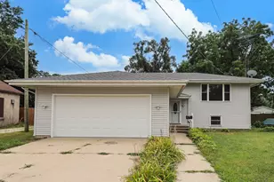 105 W Oak St, Coal City, IL 60416 - Photo 2