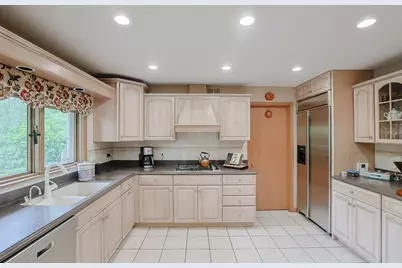 9 Camelot Drive, Oak Brook, IL 60523 - Photo 12