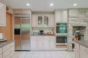 9 Camelot Dr, Oak Brook, IL 60523 - Photo 14