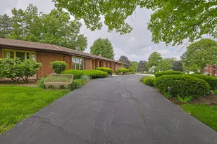 9 Camelot Dr, Oak Brook, IL 60523 - Photo 2