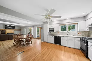 17W320 Scheel Dr, Willowbrook, IL 60527 - Photo 4