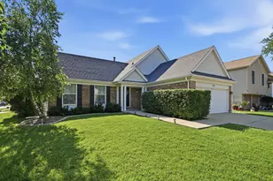572 N Walnut Ln, Schaumburg, IL 60194 - Photo 2