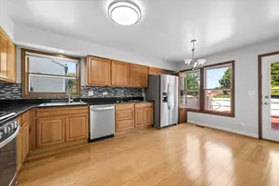 140 N Fiore Pkwy, Vernon Hills, IL 60061 - Photo 4