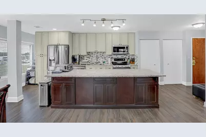 8640 Waukegan Road #425, Morton Grove, IL 60053 - Photo 4