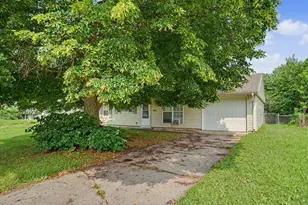 810 Maplepark Dr, Champaign, IL 61821 - Photo 2