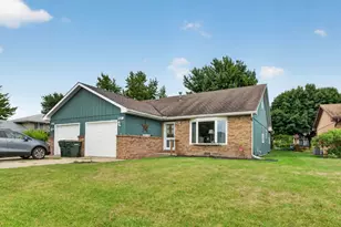 577 Elizabeth Dr, Coal City, IL 60416 - Photo 2