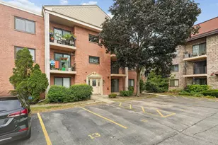 5401 Chateau Dr, Rolling Meadows, IL 60008 - Photo 2