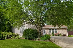 1002 Summerfield Ct, Roselle, IL 60172 - Photo 2