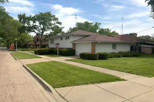 747 Palace St, Aurora, IL 60506 - Photo 2