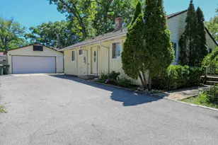 727 Longfellow Ln, Mundelein, IL 60060 - Photo 2