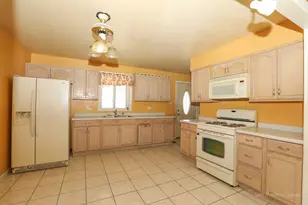 727 Longfellow Ln, Mundelein, IL 60060 - Photo 4