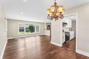 807 E Golfview Dr, Mount Prospect, IL 60056 - Photo 8