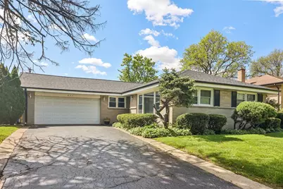 807 E Golfview Drive, Mount Prospect, IL 60056 - Photo 1