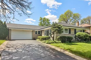 807 E Golfview Dr, Mount Prospect, IL 60056 - Photo 1
