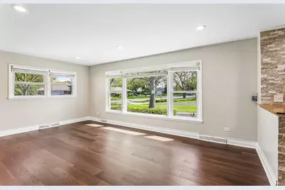 807 E Golfview Drive, Mount Prospect, IL 60056 - Photo 4