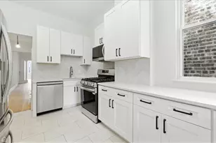 909 W Addison St, Chicago, IL 60613 - Photo 2