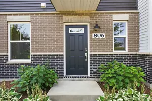 806 Finley Dr, Aurora, IL 60504 - Photo 2