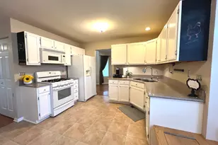 812 Canterbury Ln, Island Lake, IL 60042 - Photo 8
