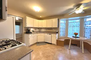 812 Canterbury Ln, Island Lake, IL 60042 - Photo 6