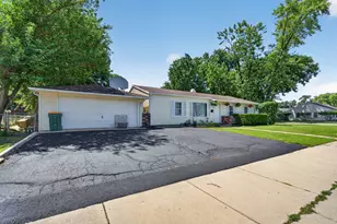27 Belmont Dr, Romeoville, IL 60446 - Photo 2
