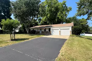 7S410 Midfield Dr, Aurora, IL 60506 - Photo 2